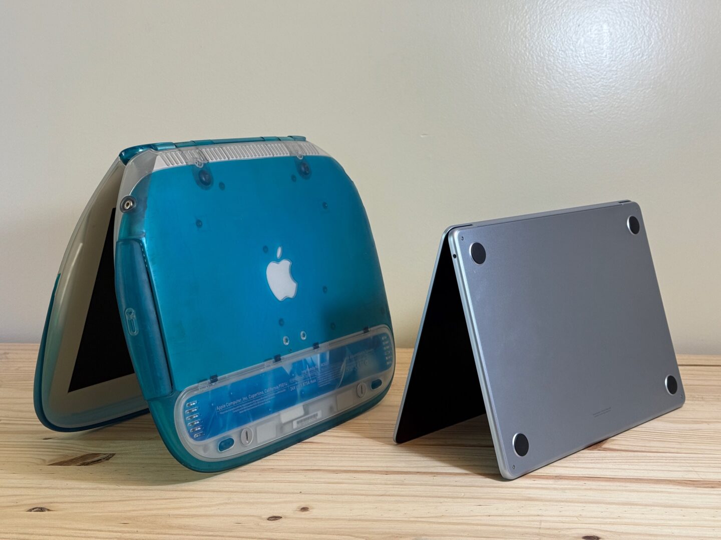 Blueberry iBook G3 and sky blue M4 MacBook Air side-by-side