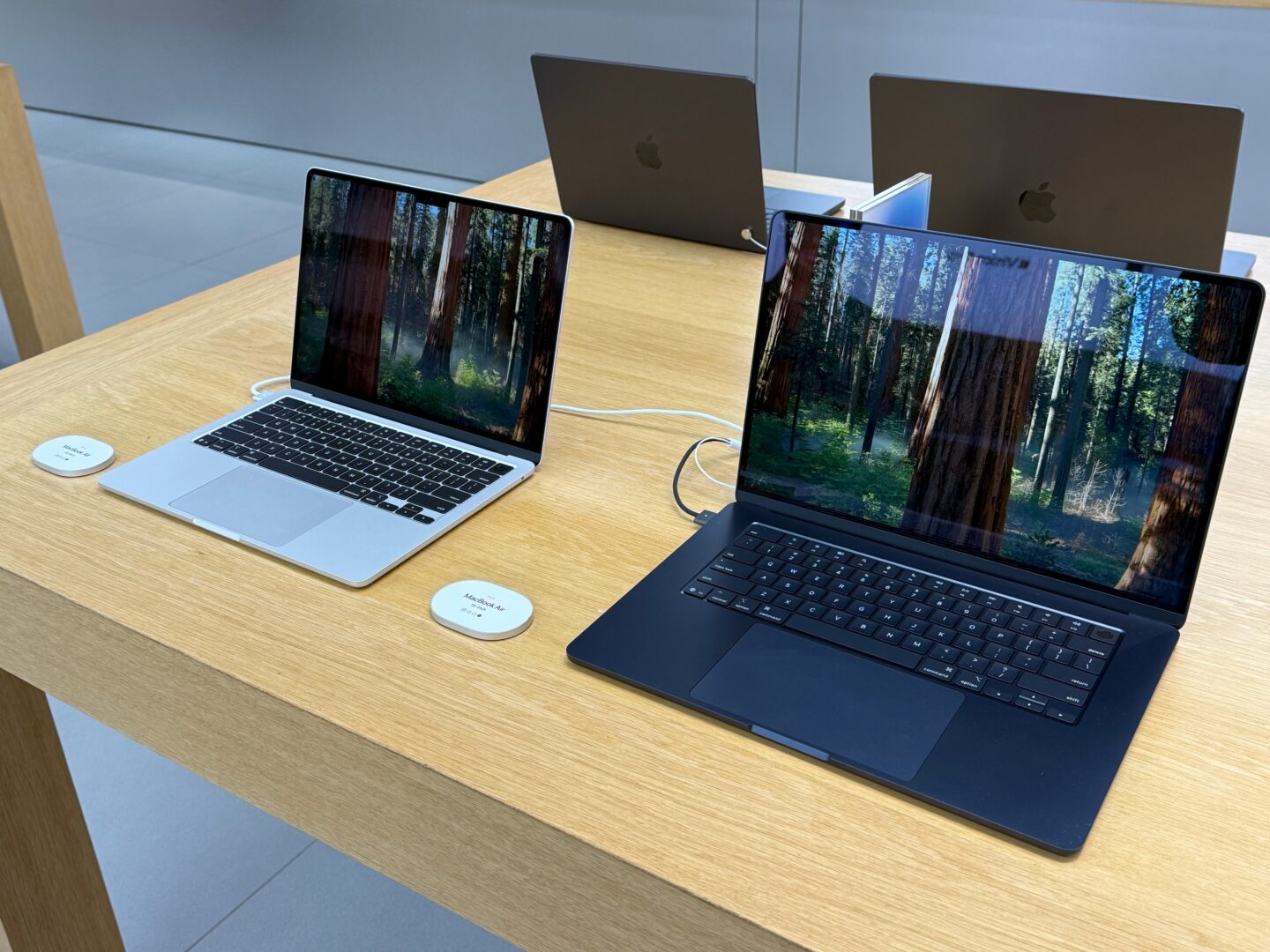 13-inch silver and 15-inch midnight M4 MacBook Airs in an Apple Store